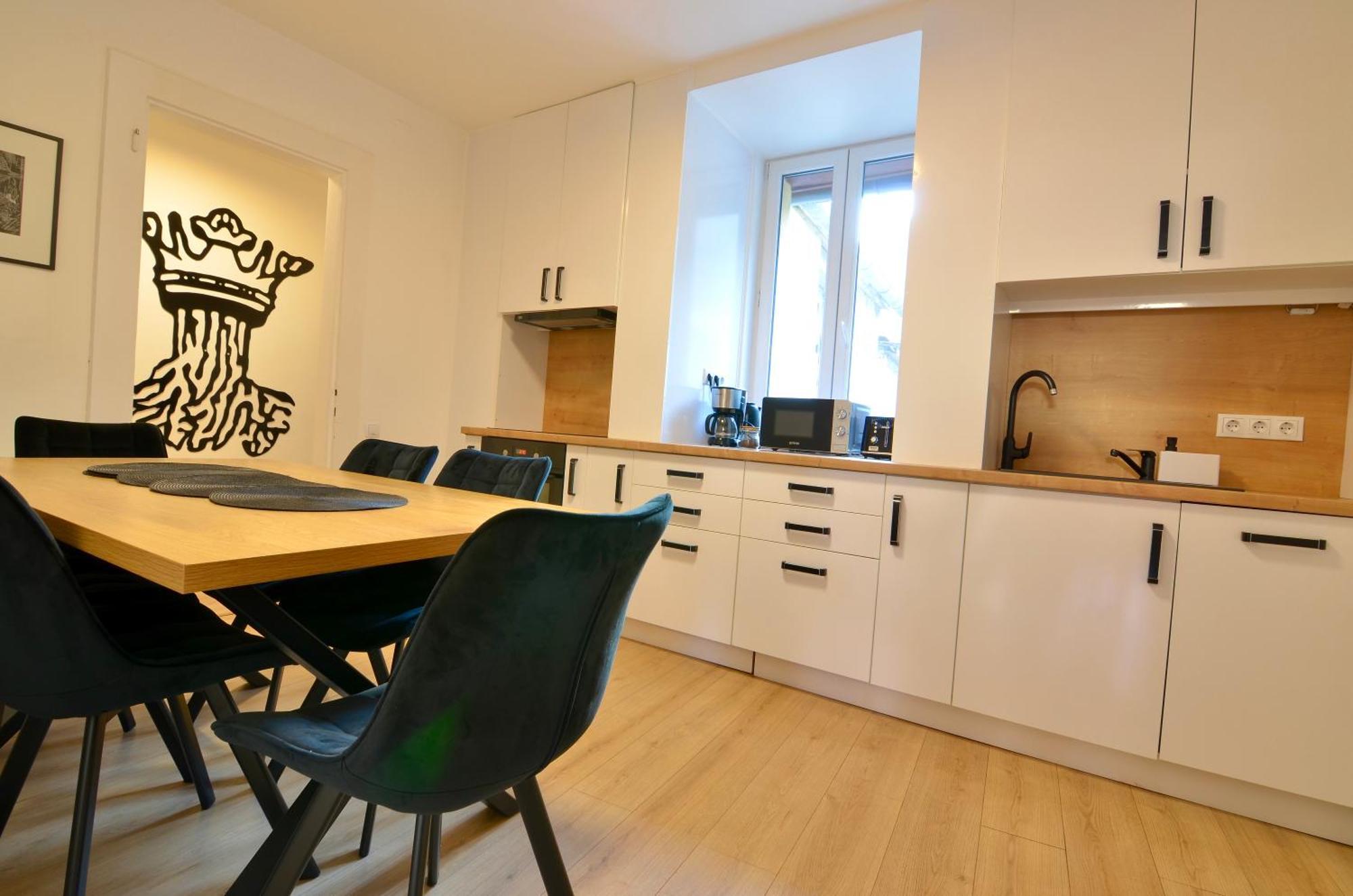 Luxurious & Spacious In The Heart Of Apartment
